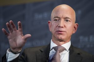 Stane sa miliardár Bezos hrobárom americkej demokracie?
