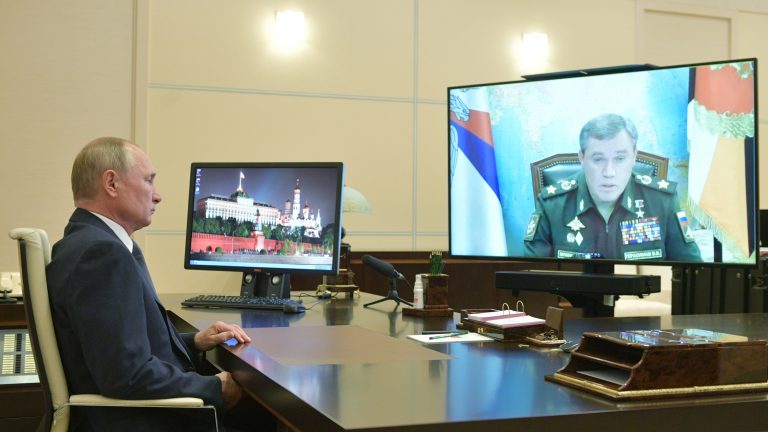 Vladimir Putin a náčelník Generálneho štábu armády Ruska Valerij Gerasimov počas videohovoru v prezidentskej rezidencii Novo Ogarjovo neďaleko Moskvy 7. októbra 2020. Foto: TASR/AP