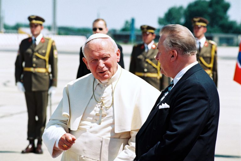 Ján Pavol II. s prezidentom Michalom Kováčom 30. júna 1995 na bratislavskom letisku. Foto: Benko/TASR