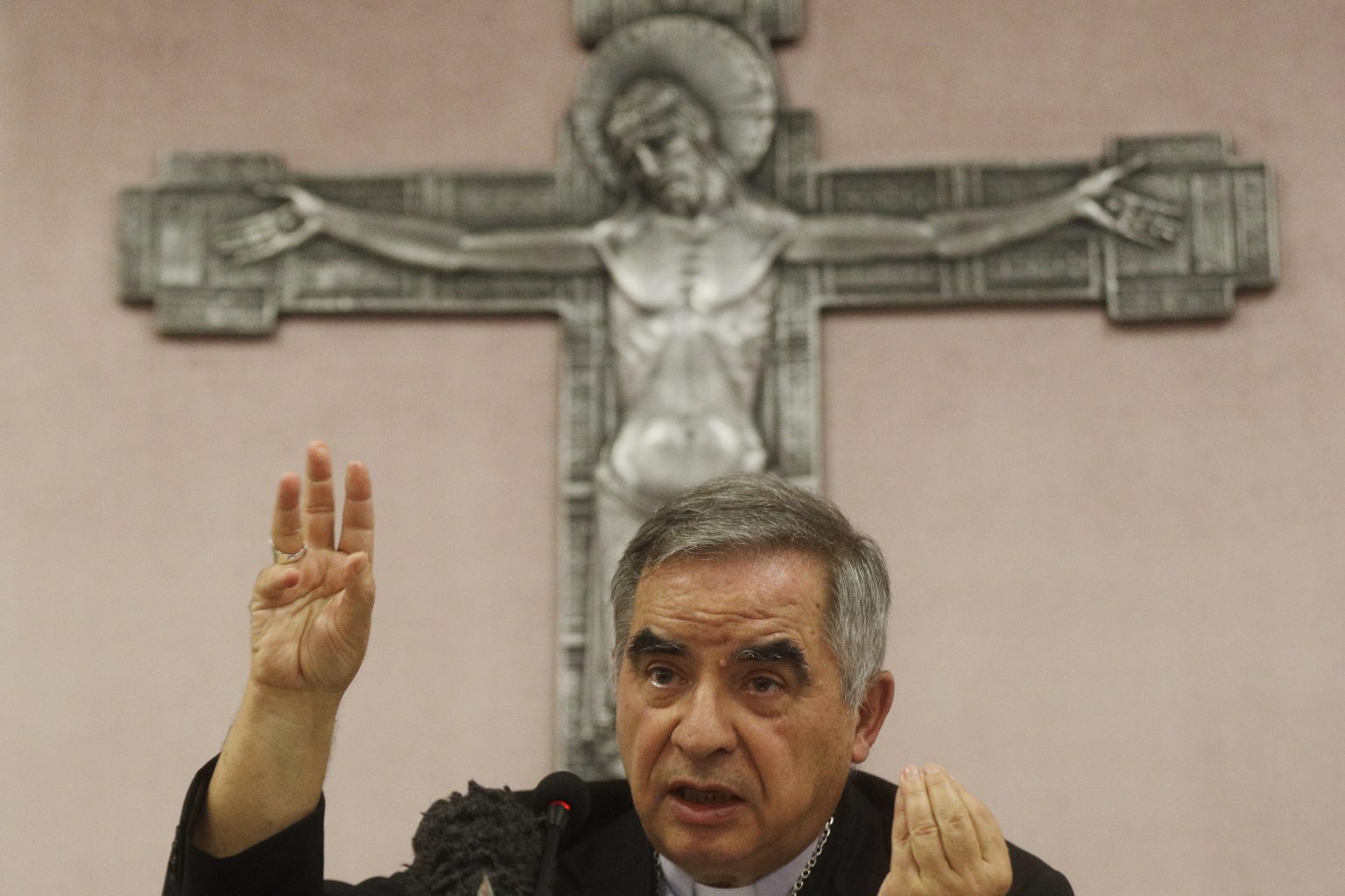 Kardinál Becciu. Foto: TASR/AP
