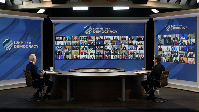 Americký prezident Joe Biden (vľavo) a minister zahraničných vecí Antony Blinken počas otvorenia dvojdňového virtuálneho samitu svetových lídrov o demokracii vo  Washingtone. Foto: TASR/AP
