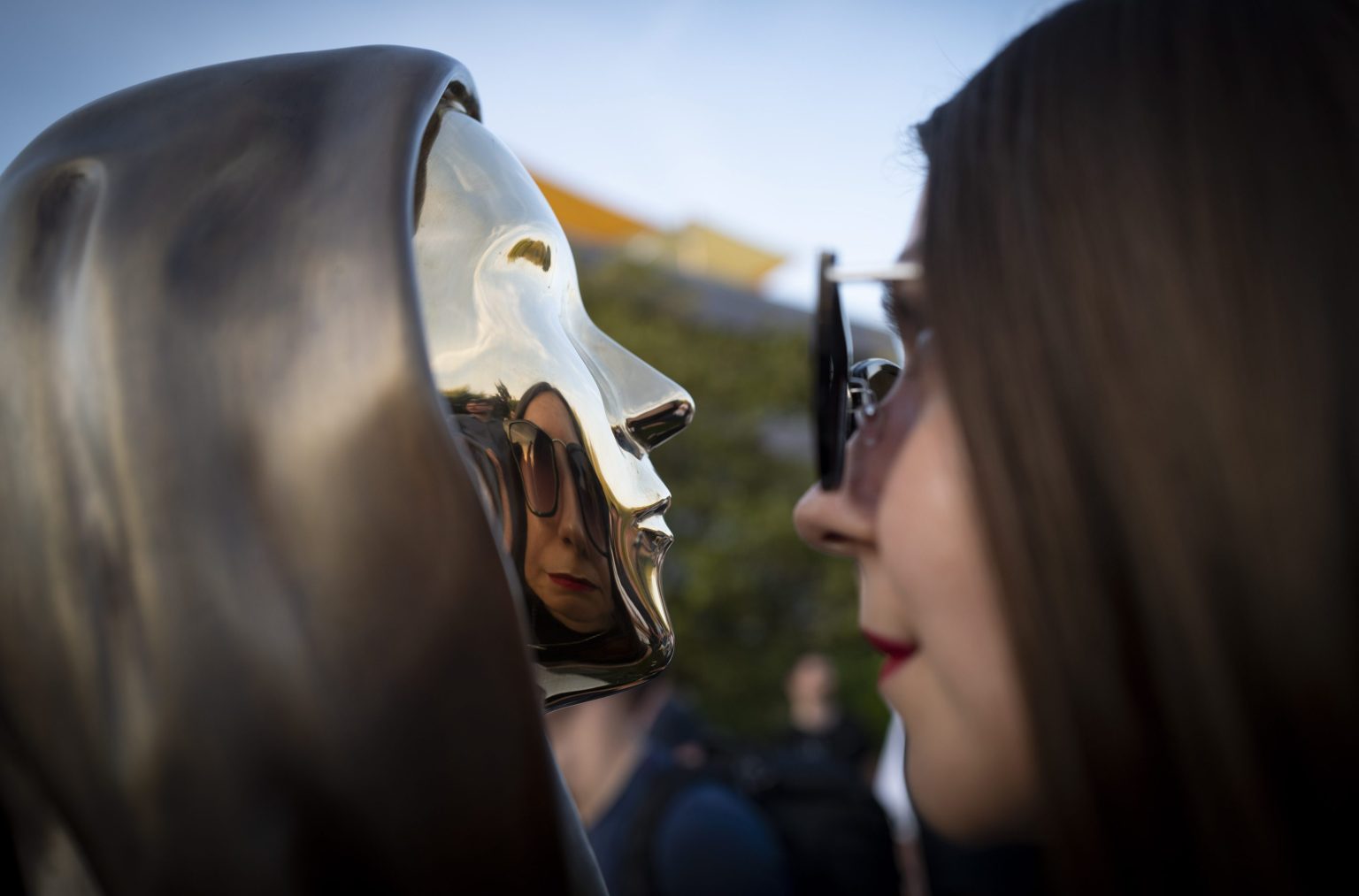 Žena sa fotí pri buste  anonymného tvorcu bitcoinu Satoshiho Nakamota v Butapešti. Foto: TASR/AP   