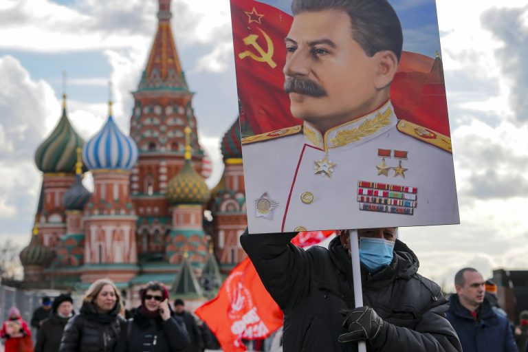 Priaznivci ruskej komunistickej strany s červenými zástavami a portrétom Josifa Vissarionoviča Stalina. Foto: TASR/AP