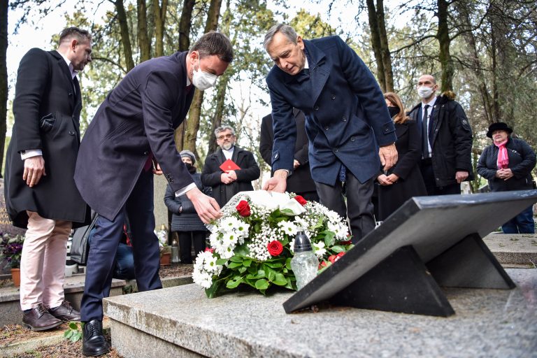 Eduard Heger, Ján Figeľ veniec kladenie spomienkové stretnutie pri hrobe martýrov Bielej légie na Martinskom cintoríne v Bratislave. Foto: Pavol Zachar/TASR