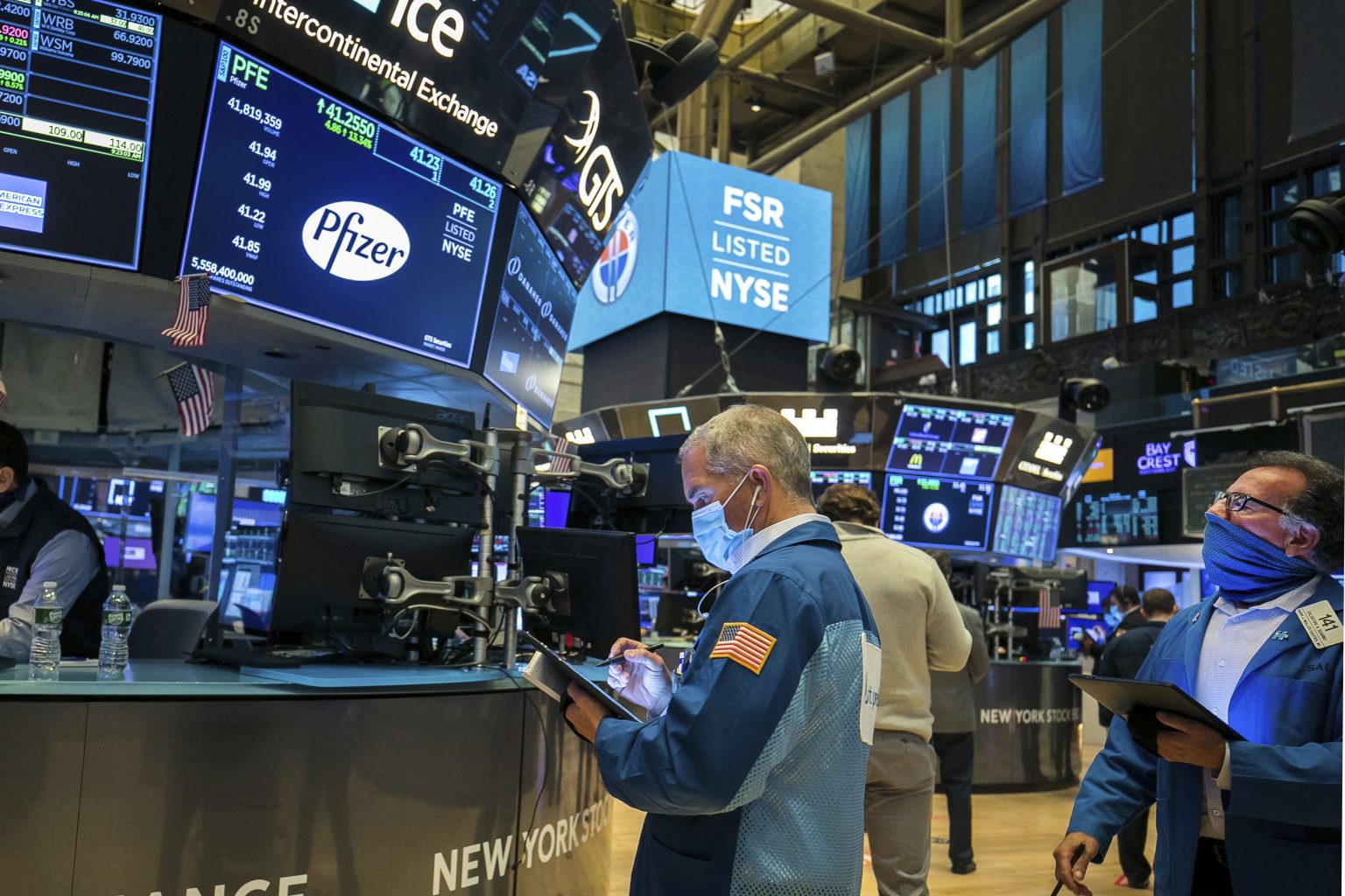 Burzoví makléri počas obchodovania na newyorskej burze. Foto: TASR/AP
