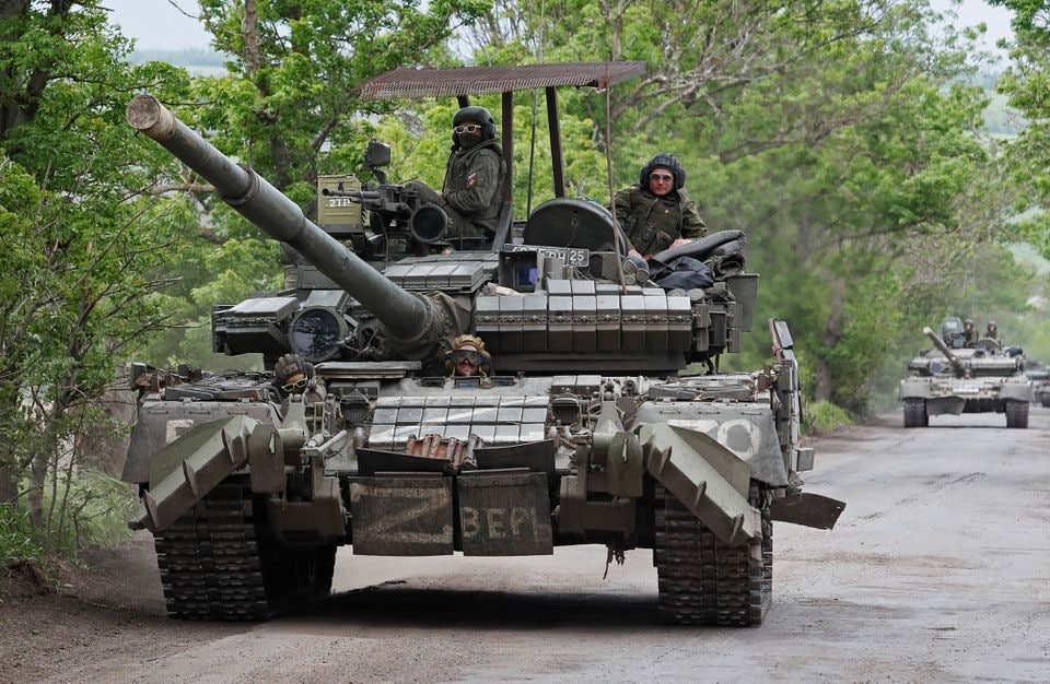 Ruský T-80 v Mariupole. Foto: Twitter