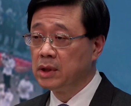 John Lee je bývalý policajt a dnes najvyšší predstaviteľ v Hongkongu. Ako svoju vieru uviedol, že je katolík. Foto: wikimedia