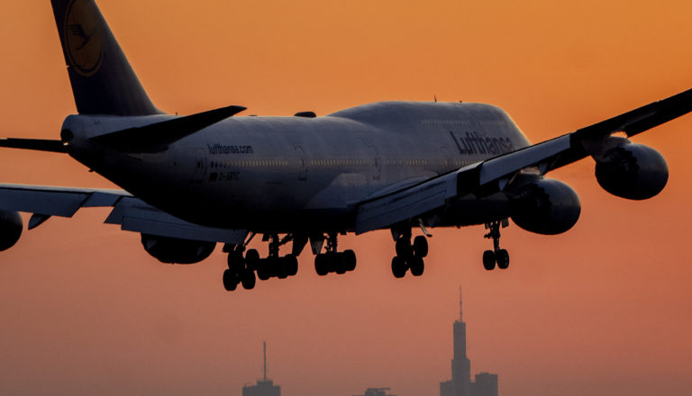 Lietadlo pristáva na medzinárodnom letisku v nemeckom Frankfurte. Ilustračná snímka. Foto: TASR/AP 