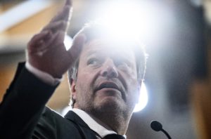 Zelení vyvolávajú v Nemecku krízu za krízou. Rastie nespokojnosť verejnosti, opozície, najnovšie sa im postavili aj ústavní sudcovia