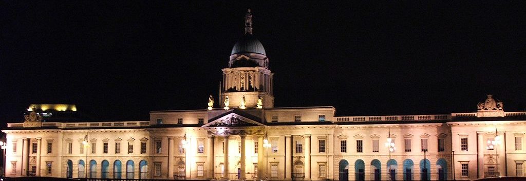 Južná fasáda budovy dublinskej colnice architekta Jamesa Gandona, v ktorej dne sídli úrad vlády. Foto: Wikimedia