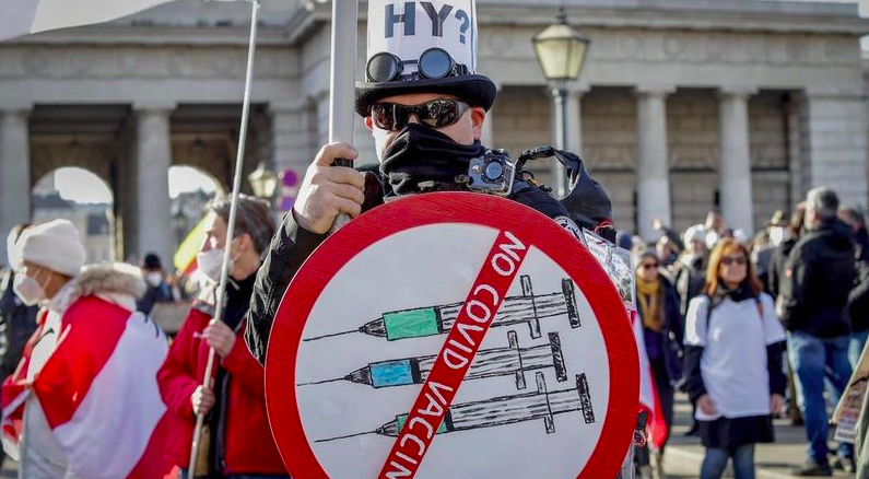 Protesty proti povinnému očkovaniu v Rakúsku. Foto: TASR. 