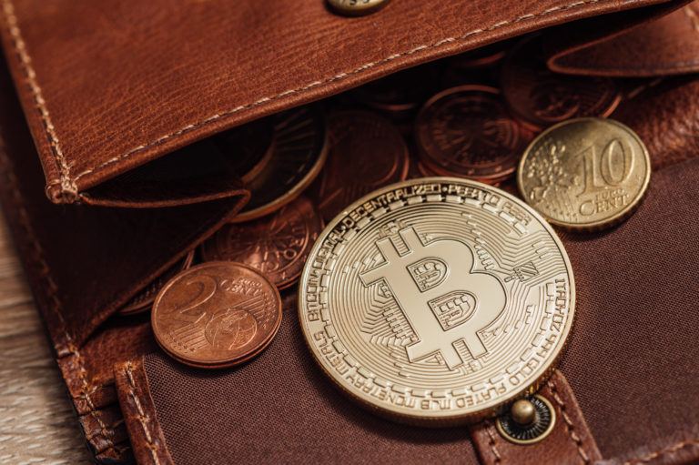 Bitcoin a eurové mince, ilustračná snímka. Foto: Flickr.com/Ivan Radic