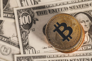 Ak chcete spoznať očakávania trhu, pozerajte na úroky, nielen na cenu bitcoinu