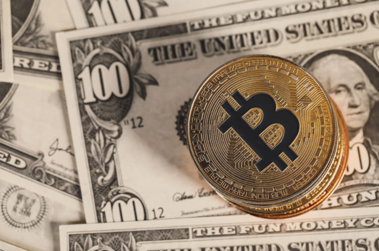 Bitcoin a dolárové bankovky. Ilustračné foto: Flickr.com/Jernej Furman