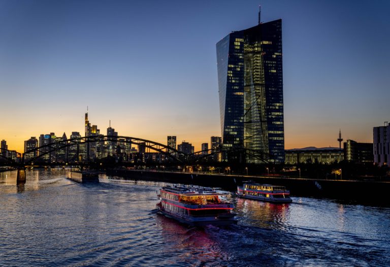 Výletné lode na rieke Mohan pred Európskou centrálnou bankou (ECB) vo Frankfurte nad Mohanom v Nemecku. Foto: TASR/AP