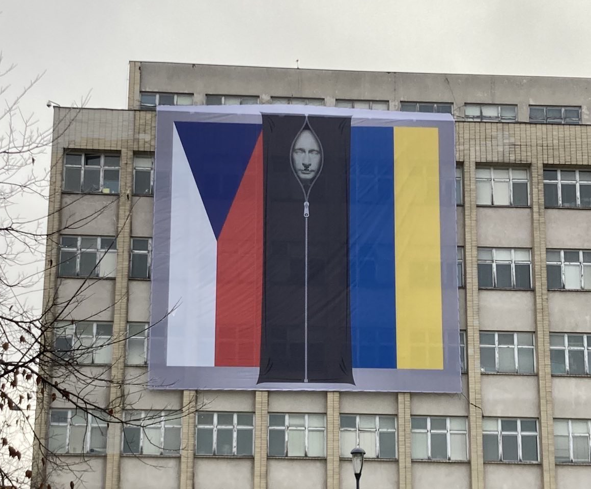 Na budove českého ministerstva vnútra visí okrem českej a ukrajinskej vlajky aj podobizeň Vladimira Putina vo vaku na mŕtvoly. Foto: Vít Rakušan/Twitter