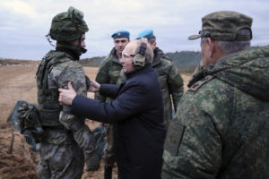 Väčšia armáda, výcvik obyvateľstva a miliardové rezervy. Putin pripravuje Rusko na niekoľkoročnú vojnu