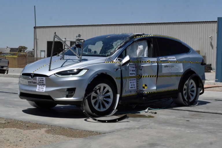 Tesla Model X po náraze. Zdroj: Wikimedia