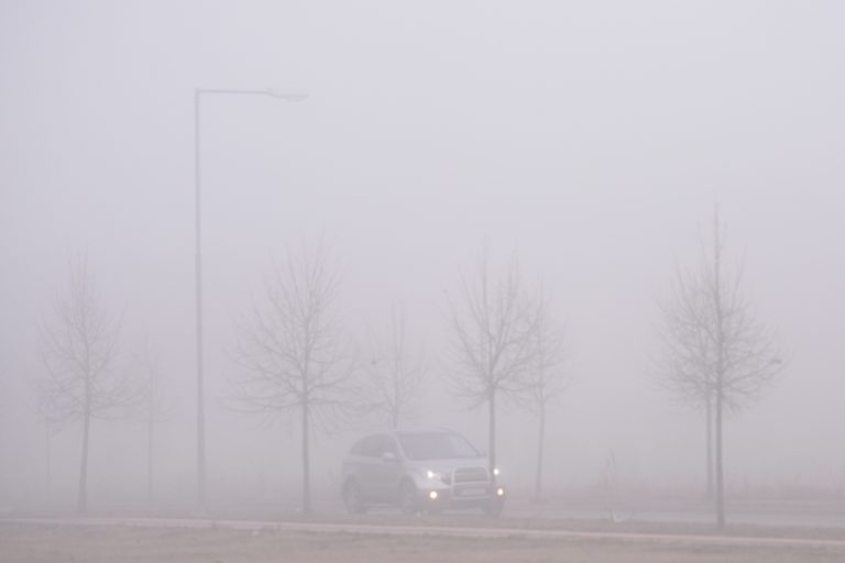 Na snímke auto jazdí v hmle v Trnave. Foto: Lukáš Grinaj/TASR