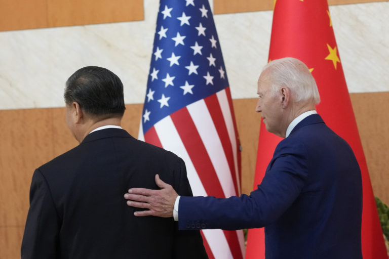 Americký prezident Joe Biden a čínsky líder Si Ťin-pching na samite G20. Foto: TASR/AP