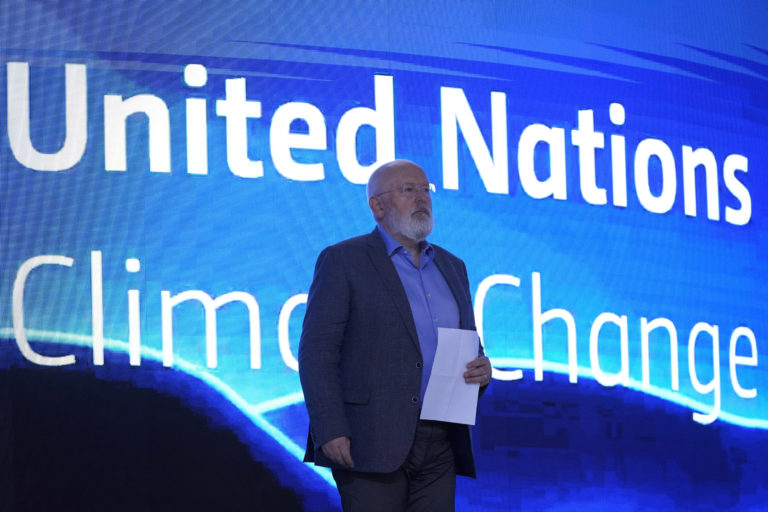 Podpredseda Európskej komisie (EK) Frans Timmermans čaká, aby predniesol svoj príhovor počas klimatického samitu OSN (COP27) v egyptskom Šarm aš-Šajchu. Foto: TASR/AP