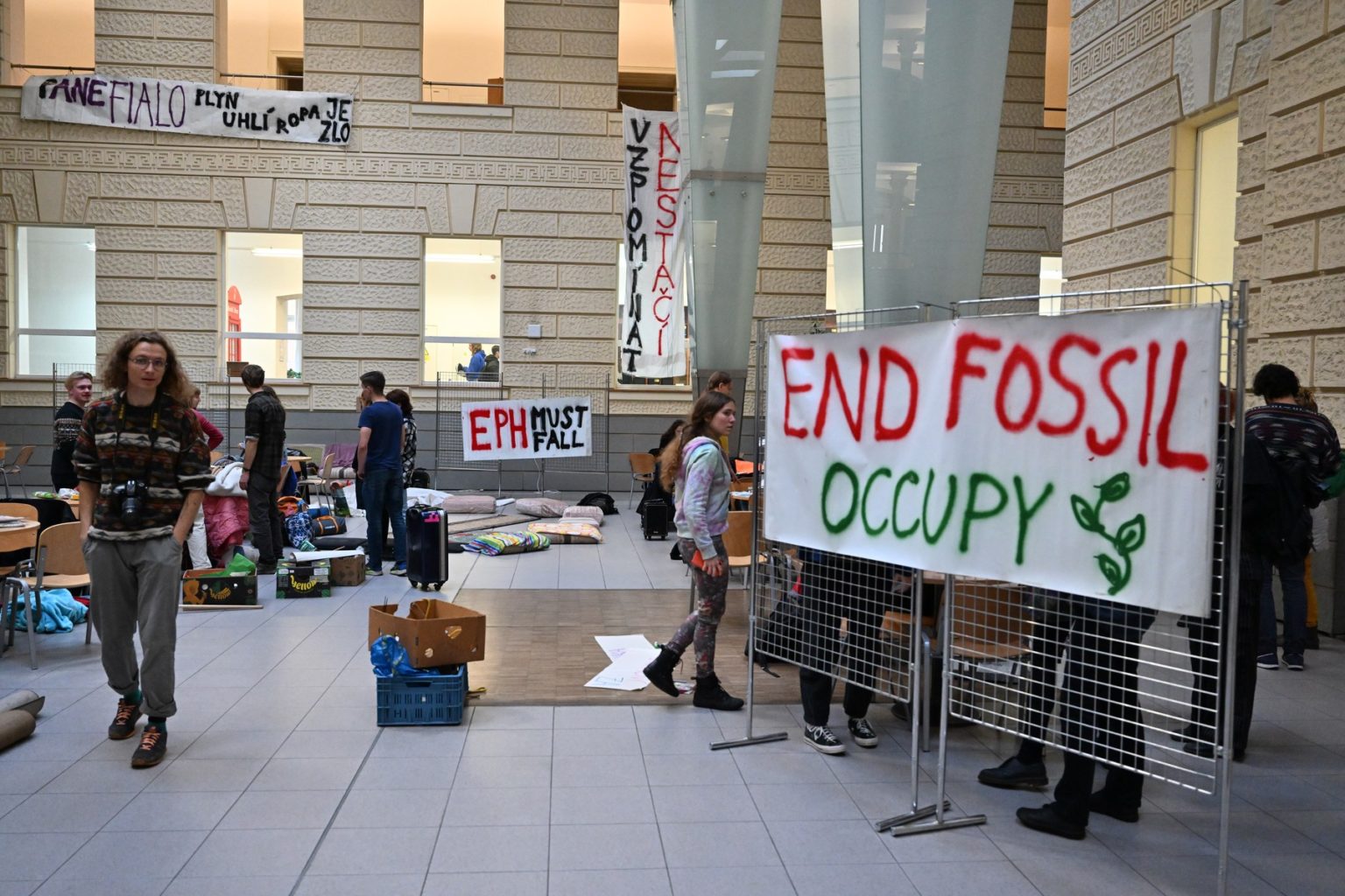 Protest klimatických aktivistov na Fakulte sociálnych štúdii Masarykovej univerzity v Brne. Foto: Profimedia.sk