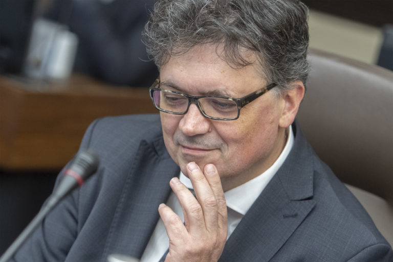 Horecký útočí na ePrihlášky. Druckera vyzýva zrušiť automat