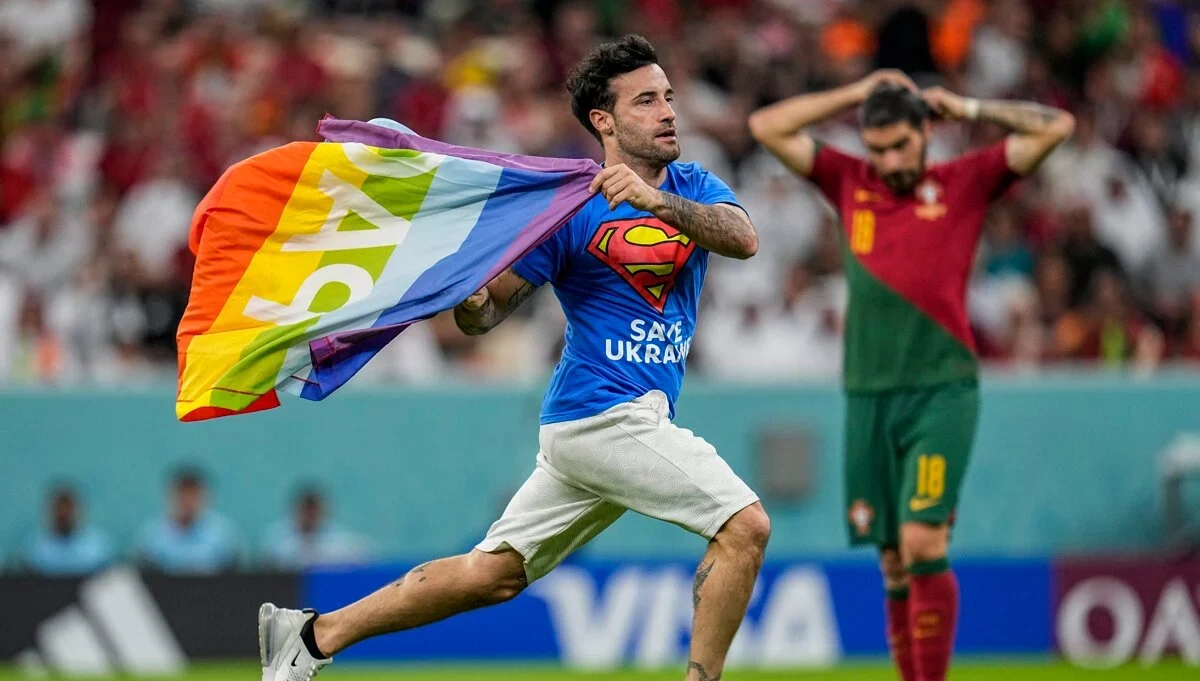Aktivista narušil zápas počas majstrovstiev sveta vo futbale v Katare 2022. Foto: TASR/AP