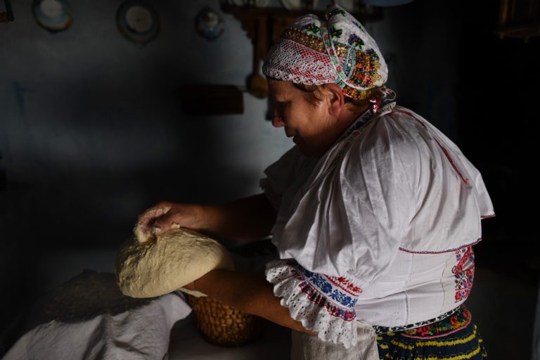 Pečenie vianočného chleba v Hrušove. Foto: archív Kataríny Nádaskej