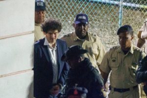 Pád kryptoimpéria FTX má ďalšie pokračovanie. Jej zakladateľa zatkli a obvinili