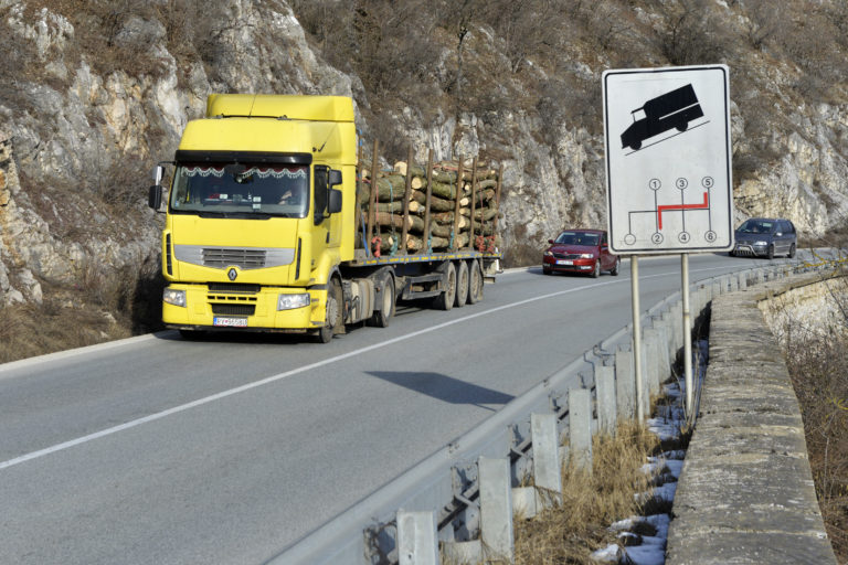 Horský cestný priechod Soroška vedie cez Jablonovské sedlo v území Slovenského krasu medzi obcou Jablonov nad Turňou a mestom Rožňava v Košickom samosprávnom kraji.Na snímke je úsek cesty, ktorý stúpa od obce Jablonov nad Turňou do Jablonovského sedla. Foto: Milan Kapusta/TASR