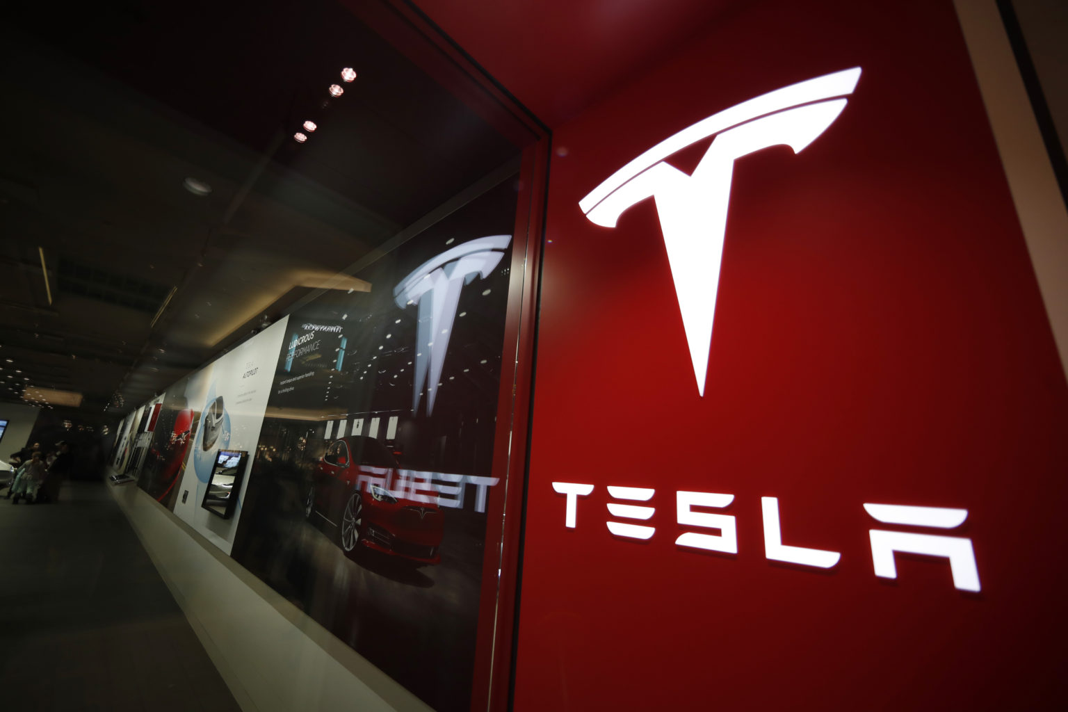 Logo automobilky Tesla. Foto: TASR/AP