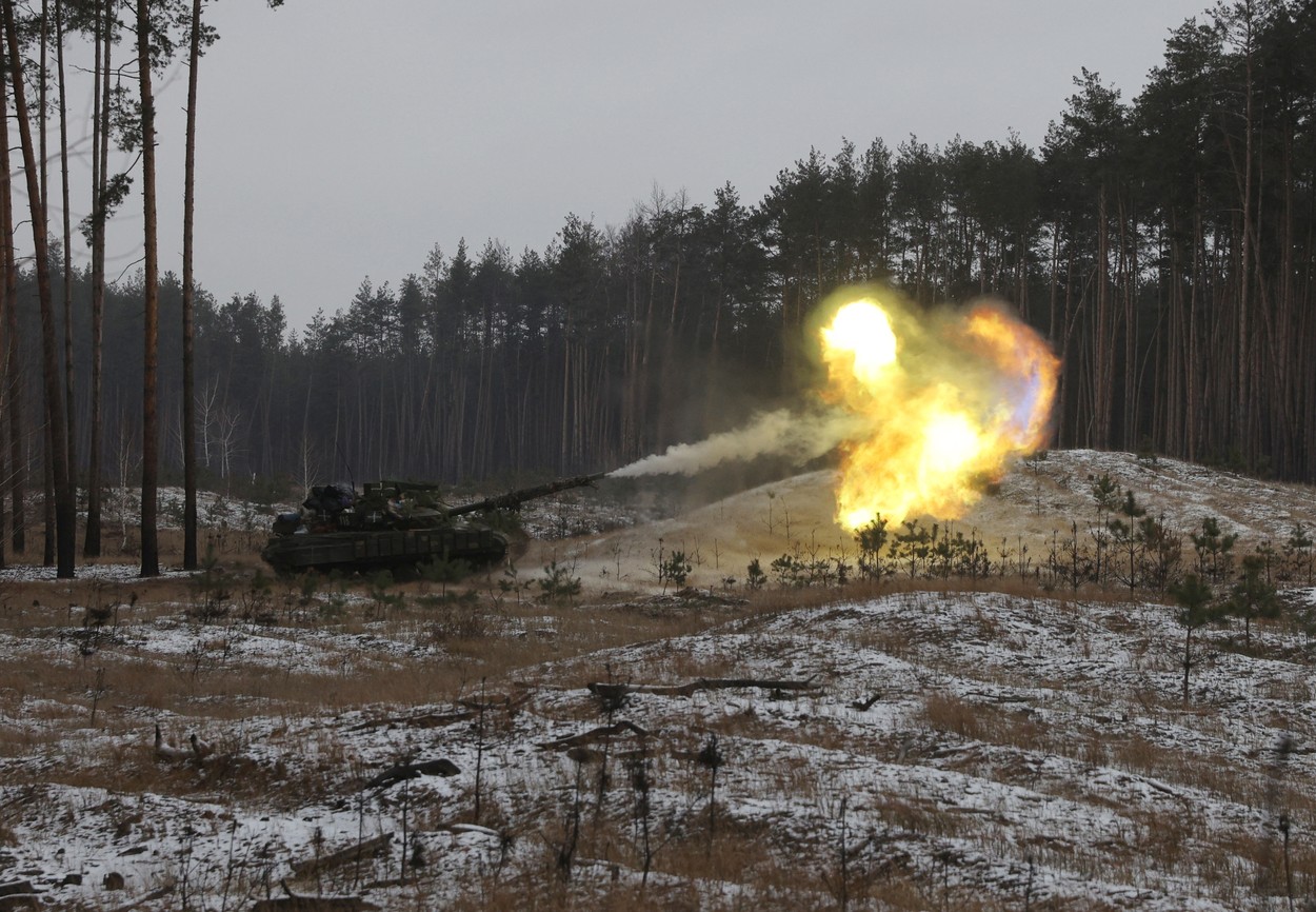 Ukrajinský tank páli na postavenia Rusov pri meste Kremnina. Foto: Profimedia