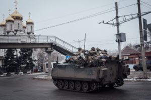 Rusi sa dobýjajú do Bachmutu z troch strán. Ukrajinci neustupujú. Bojuje sa o každú ulicu