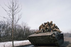 Rusi obsadili severnú štvrť Bachmutu a snažia sa obkľúčiť mesto. Podľa Ukrajincov používajú novú taktiku