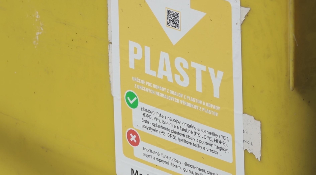 Plasty, kovy a tetrapaky spolu