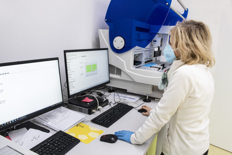 Laboratórium s prístrojom na zistenie protilátok po prekonaní ochorenia COVID-19 v priestoroch laboratórnej a diagnostickej spoločnosti Unilabs Slovensko. Foto: Pavel Neubauer/TASR 