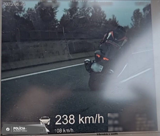 Motorkár išiel poriadnou rýchlosťou. Ohrozil seba, aj druhých vodičov. FOTO: polícia