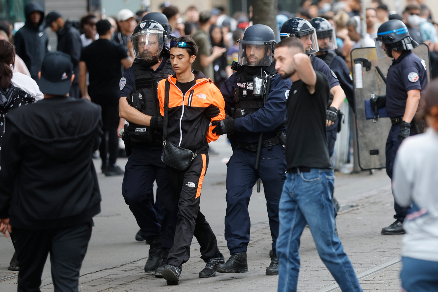 Polícia zatýka protestujúceho mladíka v Štrasburgu. Foto TASR/AP