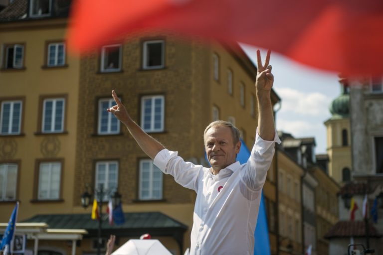 Donald Tusk na júnovej demonštrácii s názvom Veľký pochod vo Varšave. Foto: Profimedia.sk 