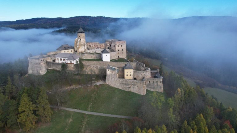Hrad Ľubovňa nechal na prelome 13. a 14. storočia postaviť uhorský kráľ Ondrej III.. Hrad Stará Ľubovňa. Foto: Profimedia.sk