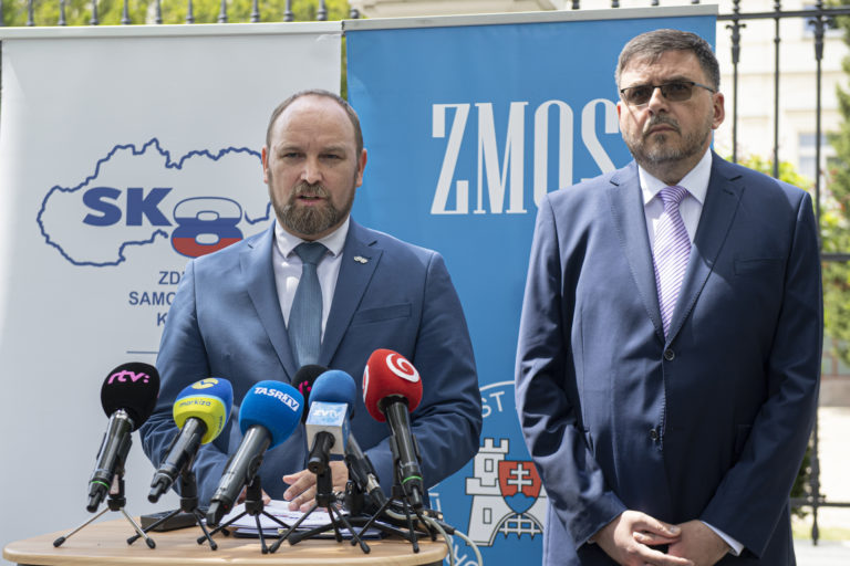 Predseda K8 Jozef Viskupič a predseda ZMOS Jozef Božik neskrývajú obavy z presunu 400 miliónov eur pôvodne určených pre samosprávy. Foto: Pavel Neubauer/TASR