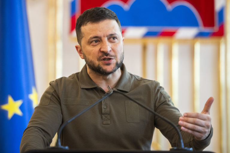 Na snímke ukrajinský prezident Volodymyr Zelenskyj počas tlačovej konferencie po stetnutí s prezidentkou SR Zuzanou Čaputovou v Prezidentskom paláci v Bratislave v piatok 7. júla 2023. Foto: Jaroslav Novák/TASR