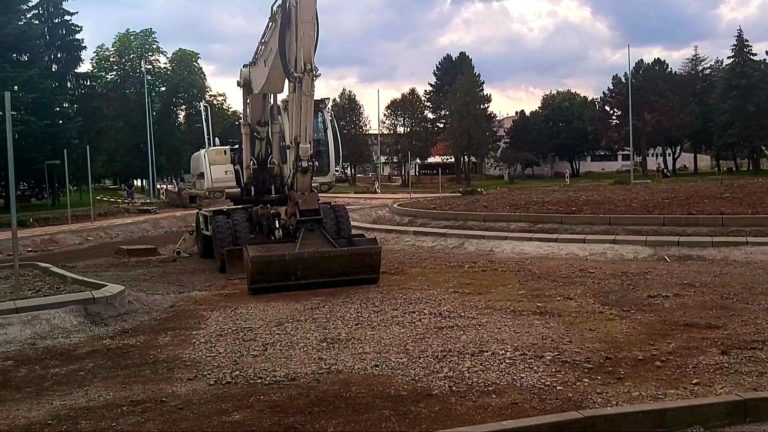 Obyvatelia mesta Strážske sa môžu čochvíľa tešiť na dokončenie kruhového objazdu. Foto: FB Mesto Strážske - oficiálna stránka