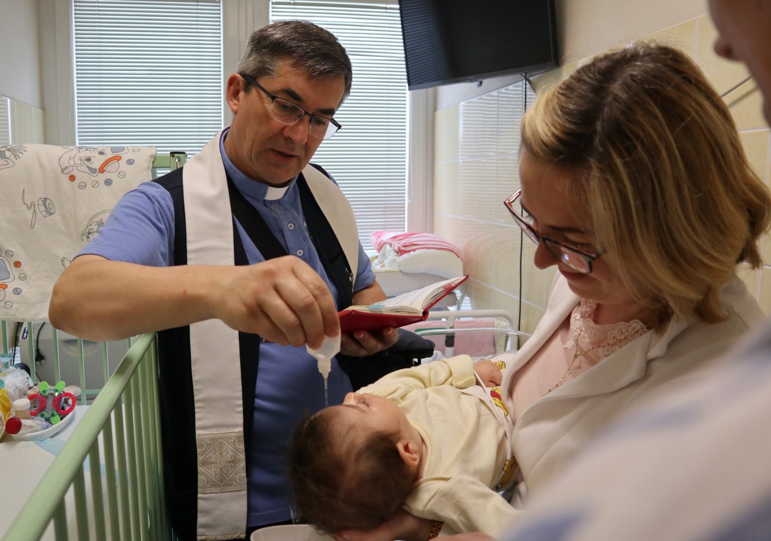 Nemocničný kňaz pokrstil 10-mesačného hospitalizovaného chlapčeka. FOTO: FNsP Žilina