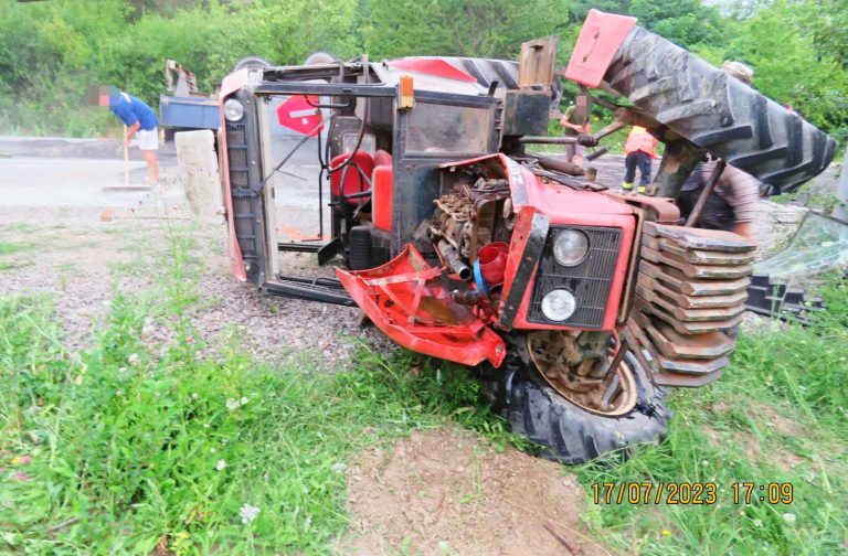 Vodičovi traktora pod brzdový pedál spadlo kladivo, prevrátil na bok traktor aj s vlečkou. Foto: Polícia SR KE