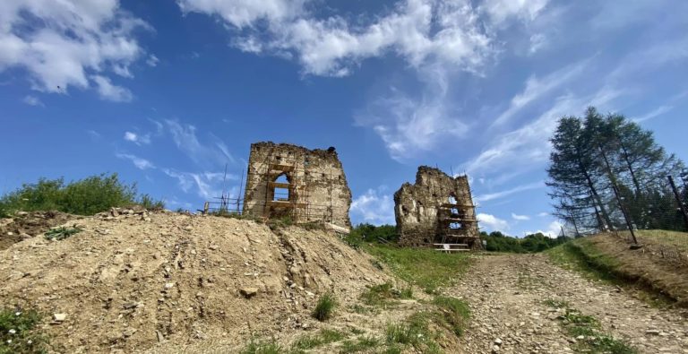 Zrúcanina je síce podľa Sárossyho evidovaná v registri kultúrnych pamiatok ako hrad a takto ju pozná aj verejnosť, ide však skôr o kaštieľ. Foto: FB Podróże małe i duże - Polska-Słowacja
