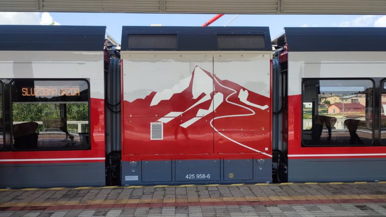 Zmodernizovaná električka radu 425.95 Kriváň. Foto: Rastislav Ovšonka
