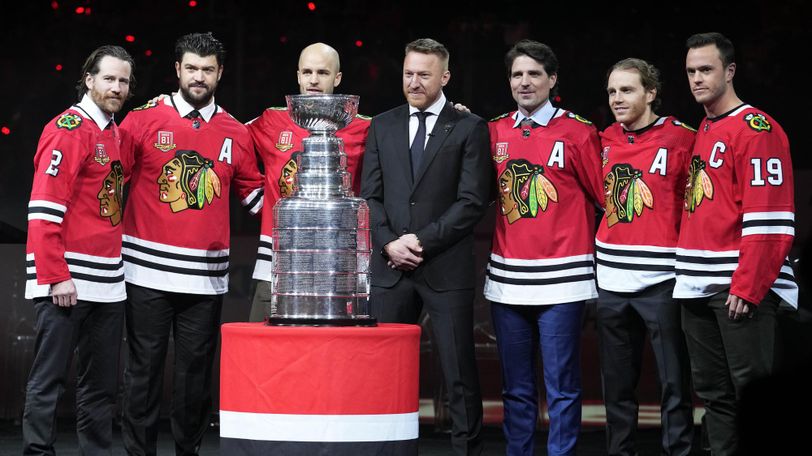 Jonathan Toews (prvý sprava) nebude chýbať na augustovom zápase. Foto: TASR/AP 