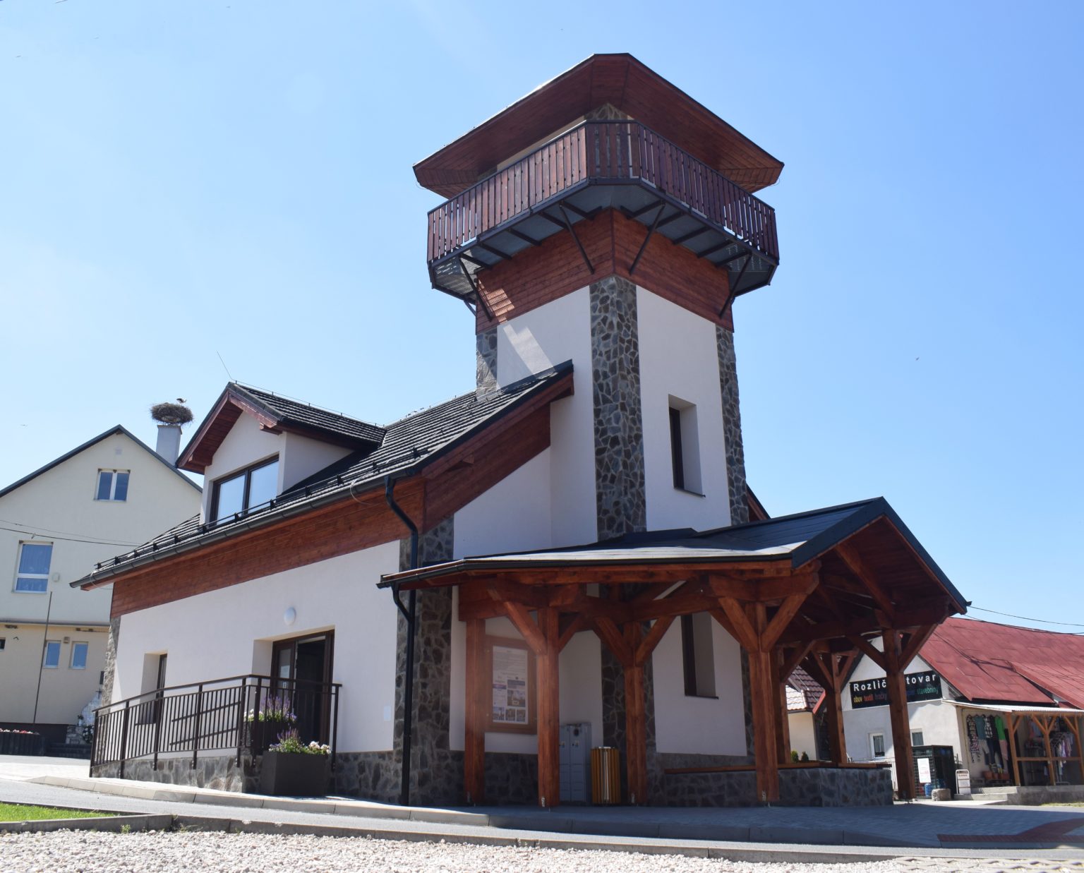 Bývalá hasičská zbrojnica v Liptovskej Tepličke prestavaná na infocentrum s vyhliadkovou vežou. Foto: Rastislav Ovšonka